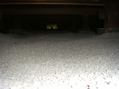 床下調湿材ユニ.ストーンαの敷き込み後の様子です。その1