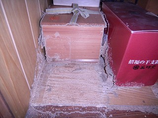 イエシロアリの被害にあう押入れの中の木箱