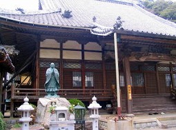 長満寺の本堂外観です