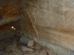 法専寺の本堂の床下土台にできたシロアリ蟻道です。