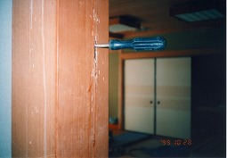 吉良高校和令室の柱のイエシロアリの被害です。