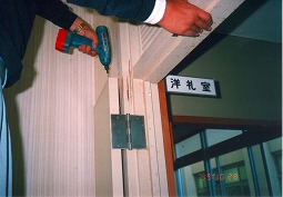 吉良高校洋礼室のドアのイエシロアリの被害の対策です。その1